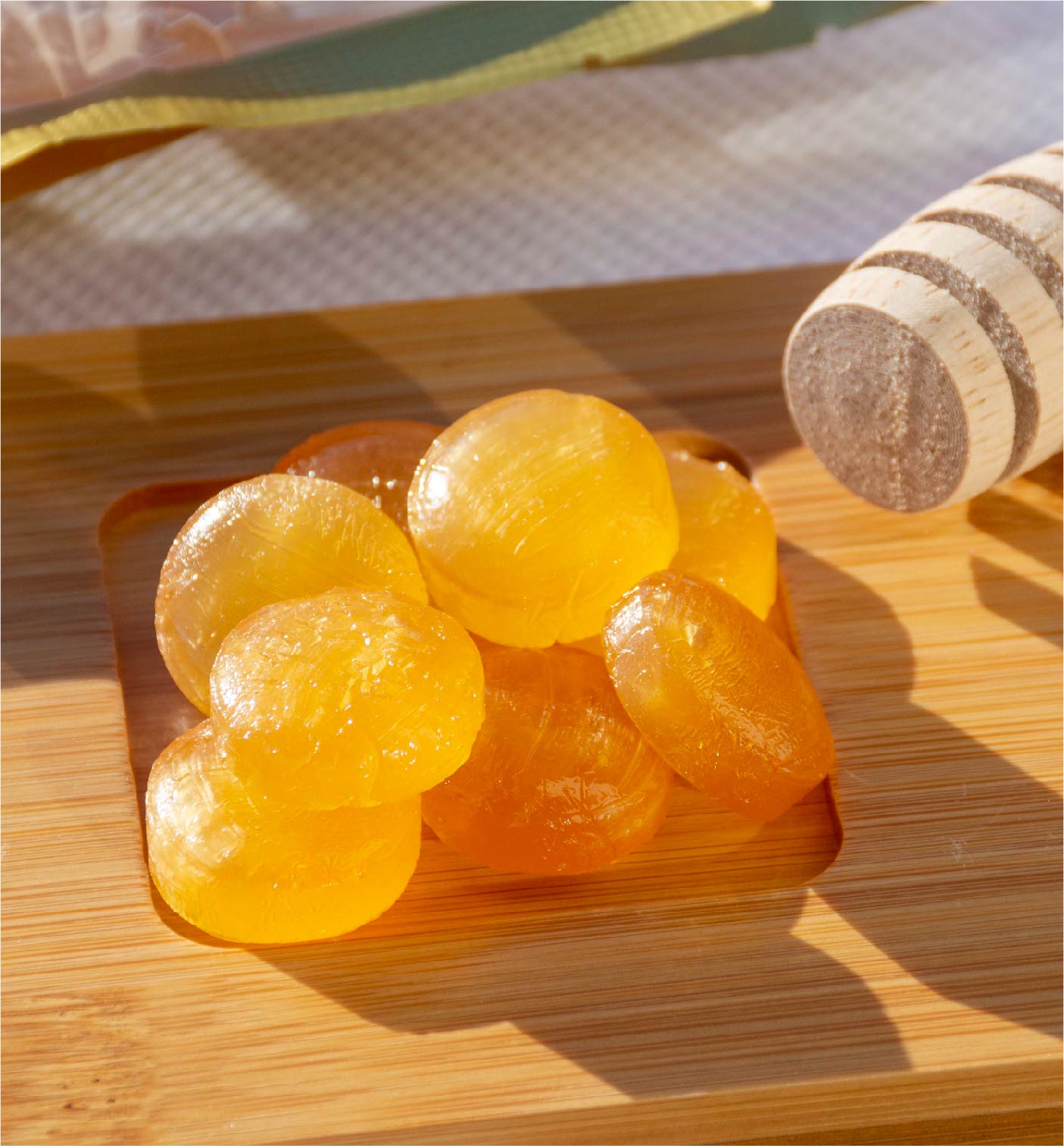 Product image of Manuka Honey UMF® 10+ Propolis Lozenges from KiwiCorp – soothing lozenges for throat and immunity.